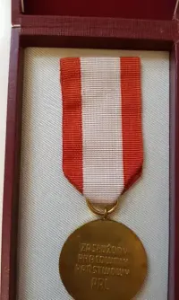 Zasłużony Pracownik PAŃSTWOWY PRL medal złoty — ujęcie 2