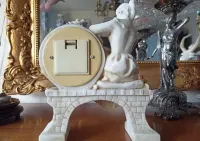 Zegar Crosa z figurką kobiety — ujęcie 3
