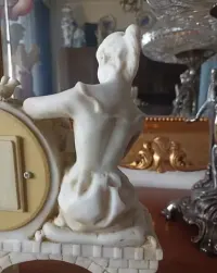 Zegar Crosa z figurką kobiety — ujęcie 4