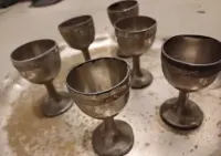 Zestaw metalowych kieliszków plus taca — ujęcie 3