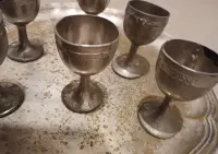 Zestaw metalowych kieliszków plus taca — ujęcie 4