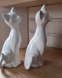 Zestaw porcelanowych figurek kotów, ozdoba, dekoracja — ujęcie 2