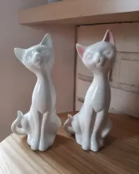 Zestaw porcelanowych figurek kotów, ozdoba, dekoracja — ujęcie 3