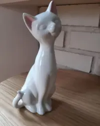 Zestaw porcelanowych figurek kotów, ozdoba, dekoracja — ujęcie 4
