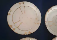 Zestaw starych porcelanowych spodków talerzyków — ujęcie 2