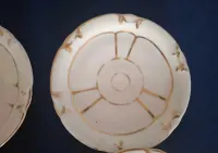 Zestaw starych porcelanowych spodków talerzyków — ujęcie 3