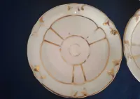 Zestaw starych porcelanowych spodków talerzyków — ujęcie 4