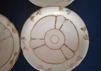 Zestaw starych porcelanowych spodków talerzyków — ujęcie 5