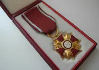 Złoty Krzyż Zasługi PRL (medal) + pudełko + legitymacja — ujęcie 3