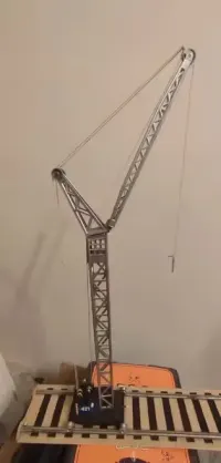 Żuraw linotorowy. Dźwig metalowy prl. Żuraw wieżowy. — ujęcie 3