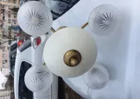 Żyrandol, klosz kula Art Deco, mosiądz kule kryształ PRL — ujęcie 2