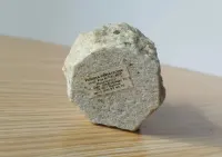 Pamiątka z krakowa, figurka z metalu i kamienia — ujęcie 4