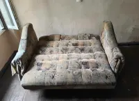 Rozkładana sofa vintage; idealna na działke, garazu czy inne miejsce. — ujęcie 2