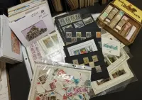 32. Pełny karton przeprowadzkowy filatelistyki 25kg klasery/albumy — ujęcie 3