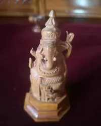 Figurki PRL z drzewa hebanowego — ujęcie 2