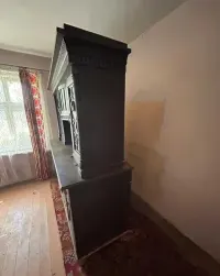 Kredens drewniany z początku XX w. — ujęcie 2