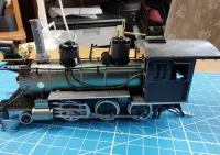 Metalowy model Lokomotywa Mogul 2-6-0 z Piececool 17cm 282 elementy złożony + gablota — ujęcie 3