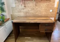 Biurko rustykalne vintage, kolor orzech, 2 szuflady, metalowe okucia — ujęcie 3