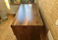 Biurko rustykalne vintage, kolor orzech, 2 szuflady, metalowe okucia — ujęcie 2
