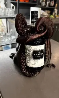 Podstawka stojak na alkohol - rum Kraken  - druk 3D na zamówienie — ujęcie 3
