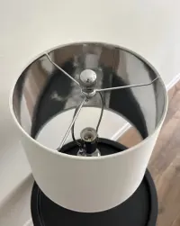 Lampa stołowa biała . — ujęcie 2