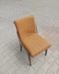 Stare krzesla AGA PRL do renowacji — ujęcie 2