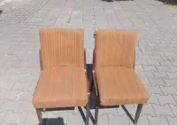 Stare krzesla AGA PRL do renowacji — ujęcie 3