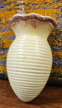 Stary, ceramiczny wazon scienny — ujęcie 2