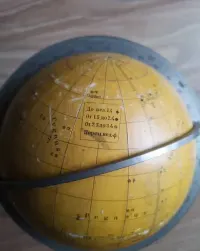 Stary przyrząd nawigacyjny z mapą nieba — ujęcie 4