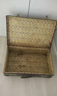 walizka vintage stara rekwizyt — ujęcie 2