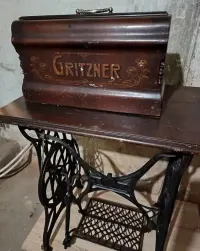 Zabytkowa maszyna do szycia Gritzner — ujęcie 2