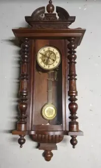 Zabytkowy zegar ścienny firmy  Junghans 1890 -1890 r — ujęcie 2