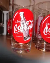 Zestaw 10 kolekcjonerskich szklanek coś cola — ujęcie 2