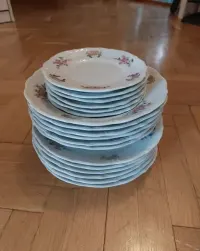Zestaw porcelanowych talerzy — ujęcie 2