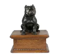 Amerykański Staffordshire terrier niska urna z siedzącą figurką z żywicy Art-Dog — ujęcie 2