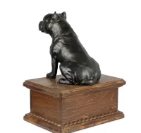Amerykański Staffordshire terrier niska urna z siedzącą figurką z żywicy Art-Dog — ujęcie 3