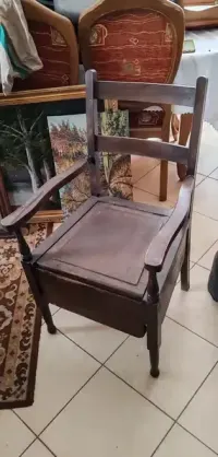 Antyczne drewniane krzesło toaletowe na sprzedaż. — ujęcie 2