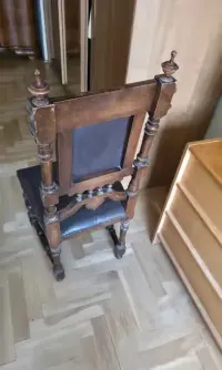 Krzesła Drewniane Z Obiciem Skórzanym — ujęcie 3