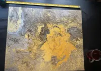 Obraz akrylowy abstrakcja złoto-srebrna 50x60 cm — lakierowany, ręcznie malowany — ujęcie 4
