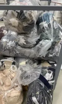 Ścinki produkcyje bawełna wiskoza po automatycznym krojenu zmieszane — ujęcie 5