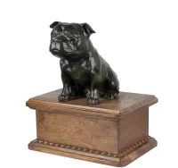 Staffordshire Bull Terrier niska urna z siedzącą figurką z żywicy Art-Dog — ujęcie 2