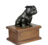 Staffordshire Bull Terrier niska urna z siedzącą figurką z żywicy Art-Dog — ujęcie 3