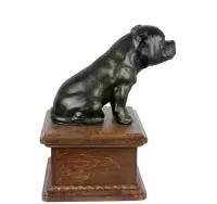 Staffordshire Bull Terrier niska urna z siedzącą figurką z żywicy Art-Dog — ujęcie 4