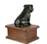 Staffordshire Bull Terrier niska urna z siedzącą figurką z żywicy Art-Dog — ujęcie 5