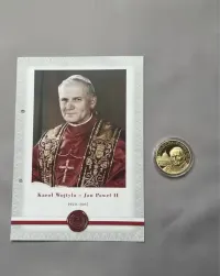 złocony medal Karol Wojtyła – Jan Paweł II 1920–2005 + karta | stan menniczy — ujęcie 2