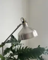 Lampa stojąca Ranarp Ikea stalowa — ujęcie 2