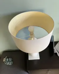 Biała lampa dekoracyjna — ujęcie 2