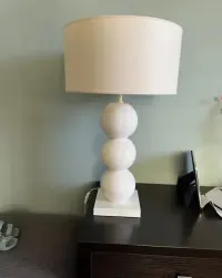 Biała lampa dekoracyjna — ujęcie 3