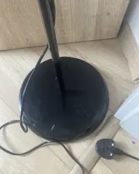Czarna lampa stojąca — ujęcie 3
