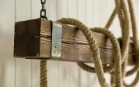drewniana lampa wisząca z belki MEBLO-WOSK — ujęcie 3